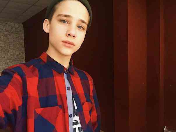 anton-kaplun-pevec-biografiya-lichnaya-zhizn-i-ego-devushka-i-angelina-romanovskaya-i-timur-moskalchuk-foto-instagram