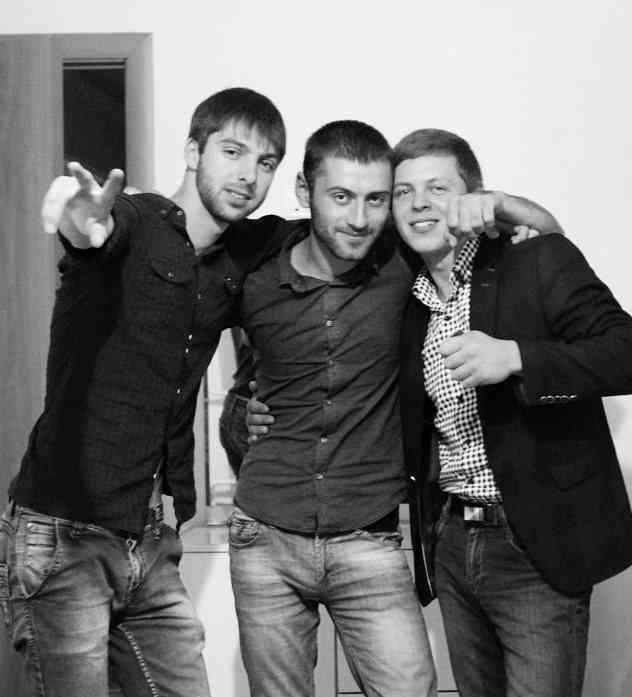 slavik-pogosov-ispolnitel-biografiya-lichnaya-zhizn-doch-darina-populyarnye-pesni-vypuskaya-dym-kak-zabyt-tebya-ty-beda-moya-foto-socseti