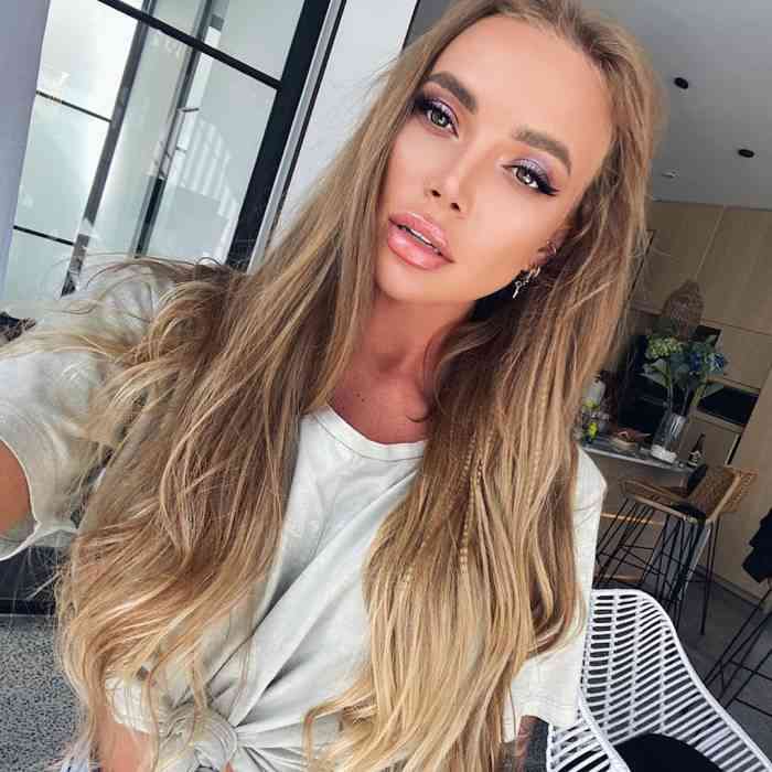 anna-aksyuk-biografiya-do-i-posle-plastiki-vozrast-rost-ves-stoimost-ehskorta-socseti-instagram