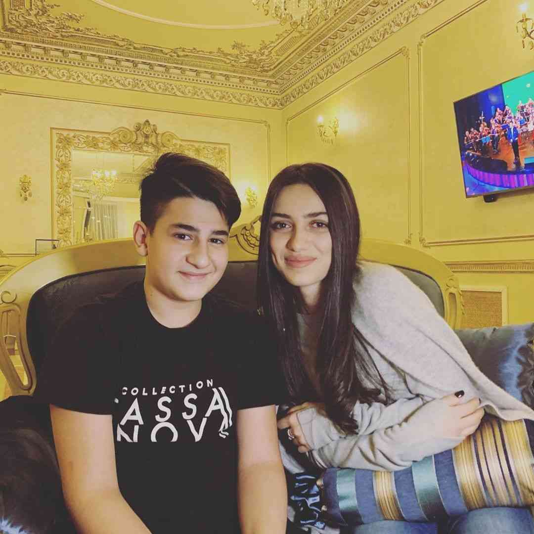 grisha-asatryan-pevec-biografiya-lichnaya-zhizn-vozrast-populyarnye-pesni-kogda-koncerty-foto-instagram-yutub