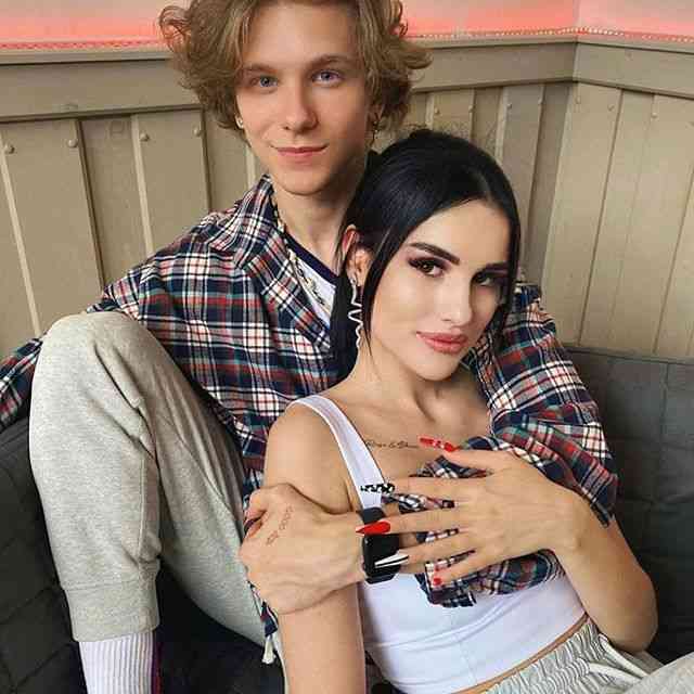 karina-arakelyan-biografiya-skolko-let-i-andrej-noils-slitye-foto-tik-tok-instagram-momo