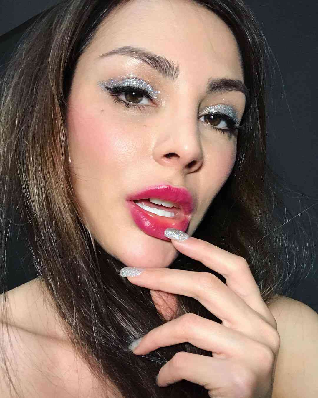 nika-vajper-biografiya-lichnaya-zhizn-sliv-foto-vajny-raznye-glaza-nogti-vozrast-instagram-yutub-krovavaya-mehri