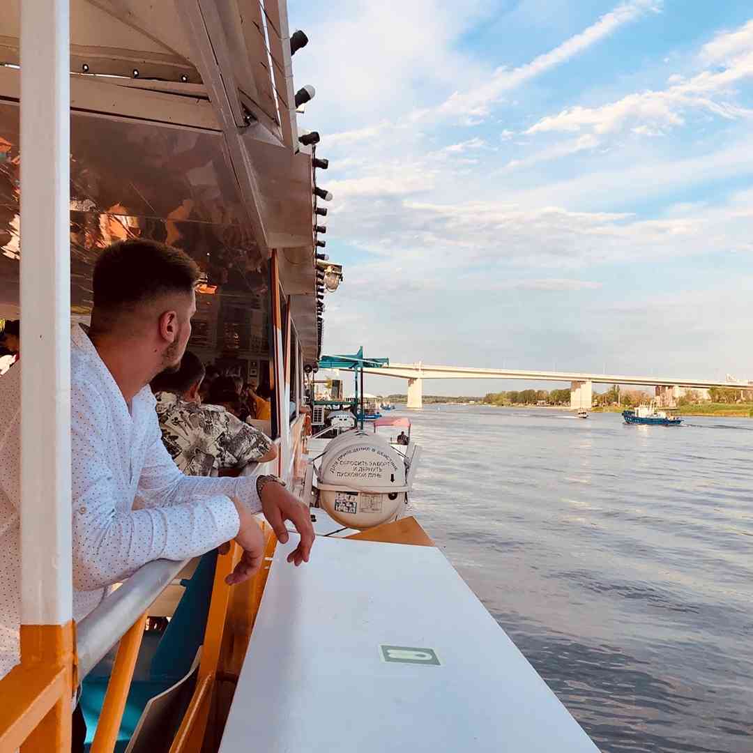liranov-pevec-biografiya-lichnaya-zhizn-socialnye-seti-populyarnye-pesni-i-klipy-foto-instagram