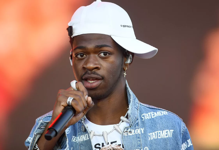 lil-nas-x-biografiya-pevca-lichnaya-zhizn-foto-socialnye-seti-interesnye-fakty-populyarnye-pesni-klipy