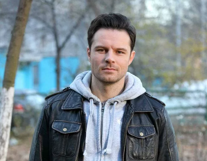 evgenij-pronin-akter-biografiya-lichnaya-zhizn-i-kristina-arustamova-filmy-seriala-foto-socialnye-seti-interesnye-fakty