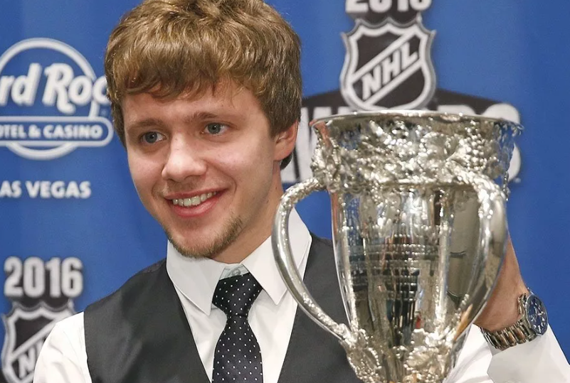 artemij-panarin-hokkeist-biografiya-lichnaya-zhizn-i-alisa-znarok-intervyu-o-putine-rejndzhers-instagram-vkontakte