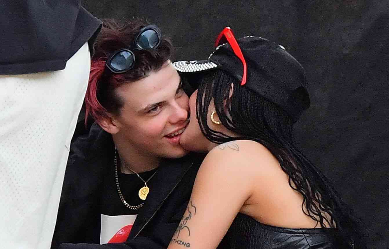 yungblud-pevec-biografiya-lichnaya-zhizn-i-ego-devushka-halsey-rost-interesnye-fakty-socseti-populyarnye-pesni-loner-parents-die-a-little-strawberry-lipstick