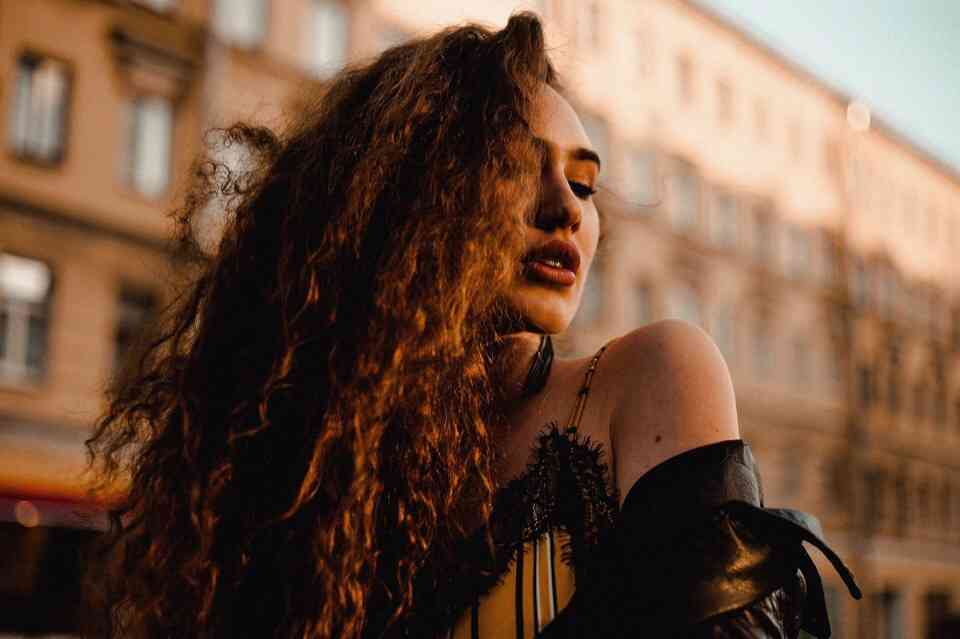 anna-kolcova-pevica-biografiya-lichnaya-zhizn-populyarnye-pesni-glaza-v-glaza-kakaya-ya-dura-poyavis-origami-interesnye-fakty-socialnye-seti-foto-instagram