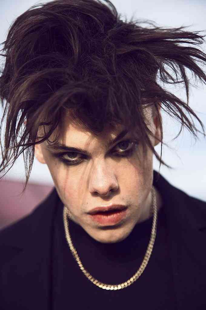 yungblud-pevec-biografiya-lichnaya-zhizn-i-ego-devushka-halsey-rost-interesnye-fakty-socseti-populyarnye-pesni-loner-parents-die-a-little-strawberry-lipstick