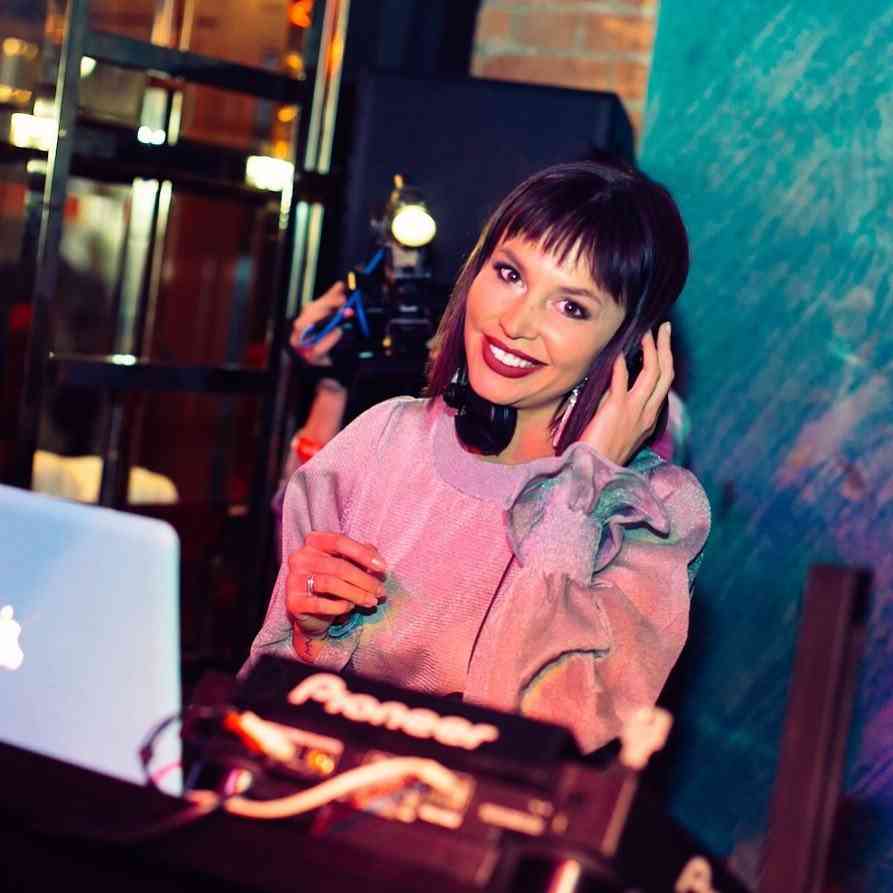natali-nevedrova-televedushchaya-biografiya-lichnaya-zhizn-orel-i-reshka-foto-maksim-goryachie-foto-v-kupalnike-rost-doch-foto-instagram