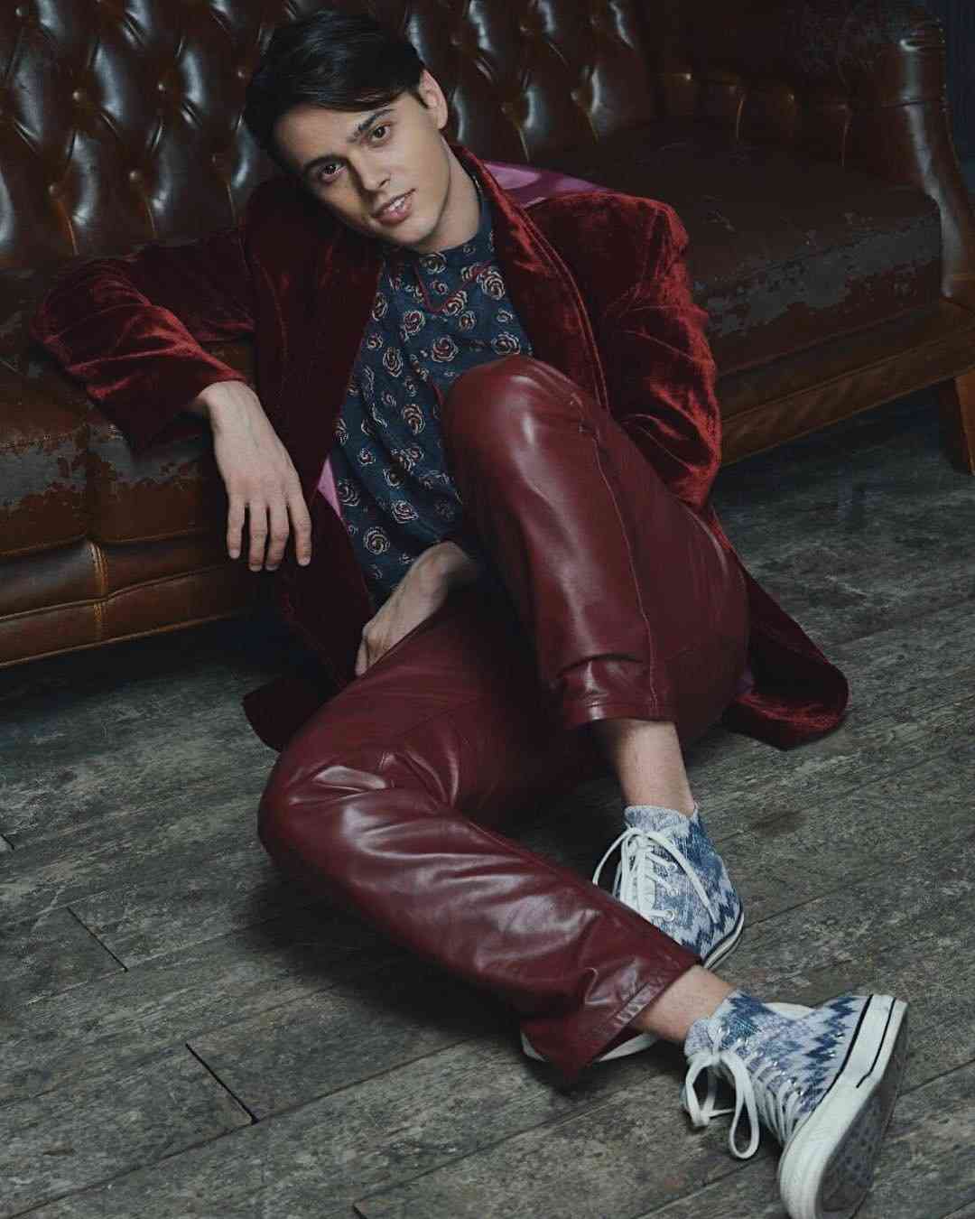 nikita-alekseev-pevec-biografiya-lichnaya-zhizn-i-ego-devushka-ulyana-sineckaya-albomy-populyarnye-pesni-v-kontakte-instagram