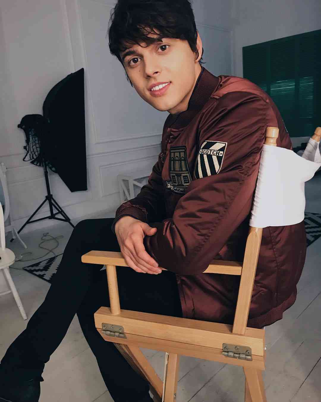 nikita-alekseev-pevec-biografiya-lichnaya-zhizn-i-ego-devushka-ulyana-sineckaya-albomy-populyarnye-pesni-v-kontakte-instagram