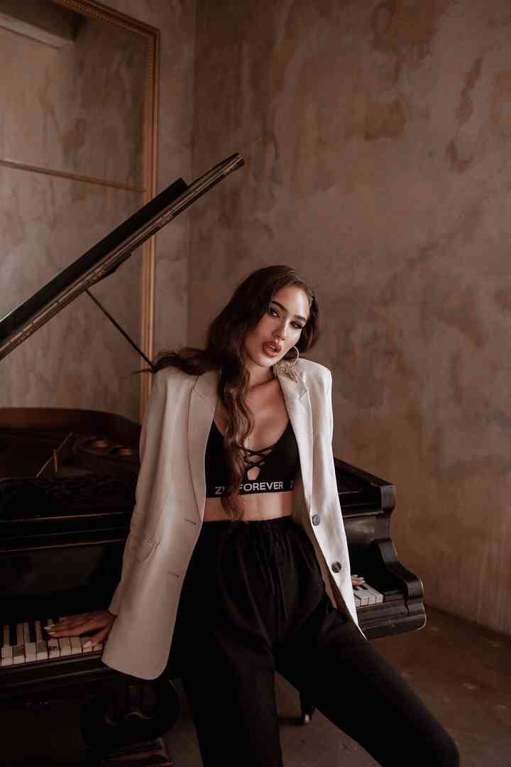 anna-kolcova-pevica-biografiya-lichnaya-zhizn-populyarnye-pesni-glaza-v-glaza-kakaya-ya-dura-poyavis-origami-interesnye-fakty-socialnye-seti-foto-instagram
