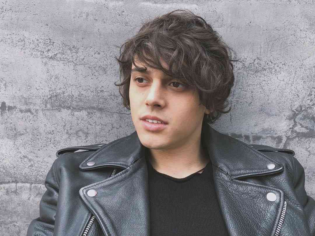 nikita-alekseev-pevec-biografiya-lichnaya-zhizn-i-ego-devushka-ulyana-sineckaya-albomy-populyarnye-pesni-v-kontakte-instagram