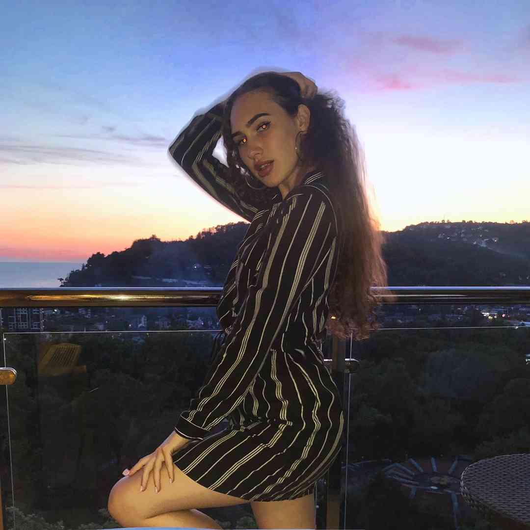 anna-kolcova-pevica-biografiya-lichnaya-zhizn-populyarnye-pesni-glaza-v-glaza-kakaya-ya-dura-poyavis-origami-interesnye-fakty-socialnye-seti-foto-instagram
