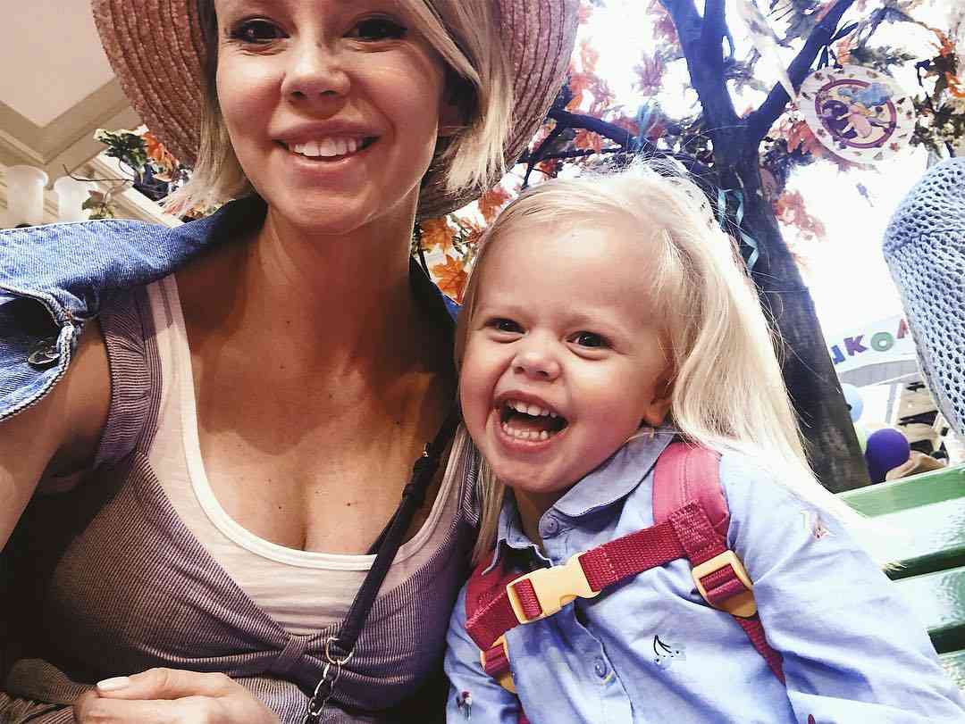 natali-nevedrova-televedushchaya-biografiya-lichnaya-zhizn-orel-i-reshka-foto-maksim-goryachie-foto-v-kupalnike-rost-doch-foto-instagram