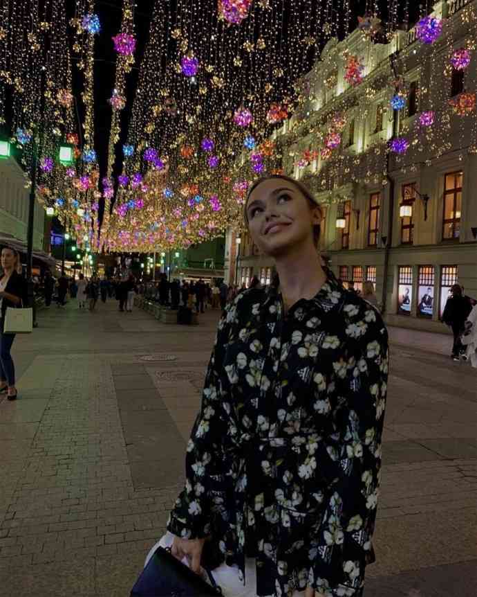 stefaniya-malikova-model-doch-pevca-dmitriya-malikova-biografiya-lichnaya-zhizn-rost-foto-ez-fotoshopa-v-kupalnike-vk-instagram
