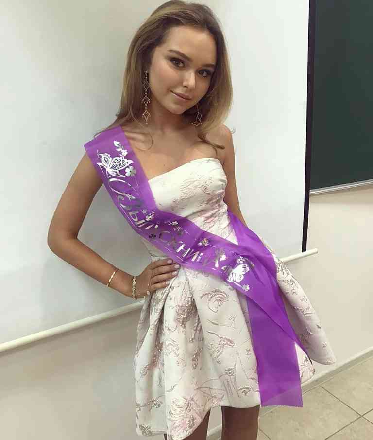 stefaniya-malikova-model-doch-pevca-dmitriya-malikova-biografiya-lichnaya-zhizn-rost-foto-ez-fotoshopa-v-kupalnike-vk-instagram