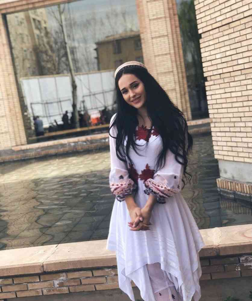 madina-aknazarova-biografiya-vozrast-semya-populyarnye-pesni-i-klipy-instagram