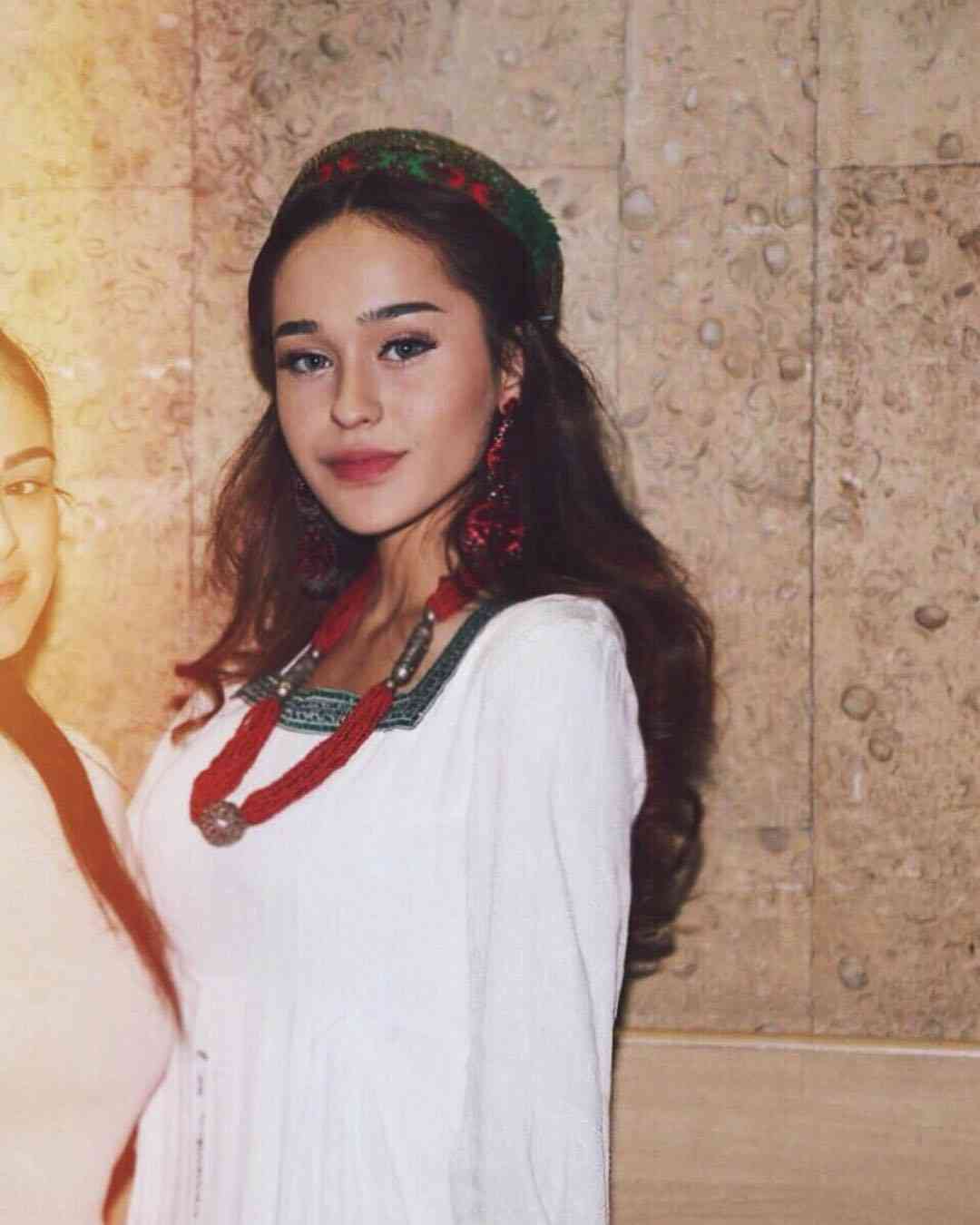 madina-aknazarova-biografiya-vozrast-semya-populyarnye-pesni-i-klipy-instagram