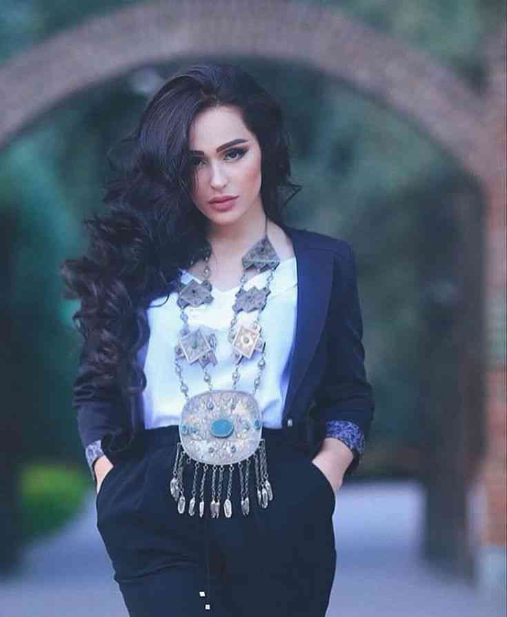 madina-aknazarova-biografiya-vozrast-semya-populyarnye-pesni-i-klipy-instagram